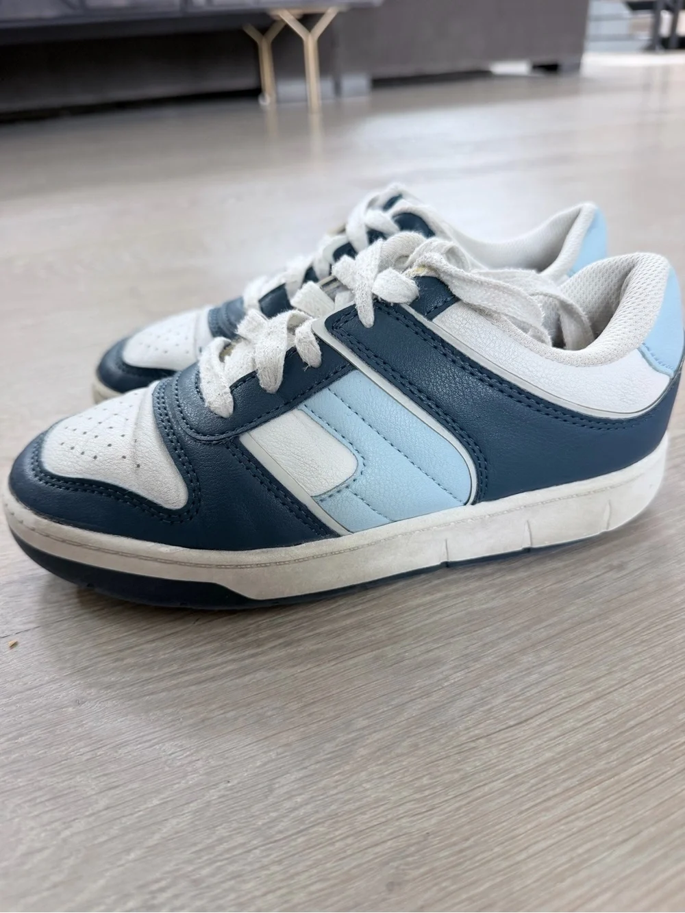 Art Class Boys White and Navy Low-Top Sneakers size 2
